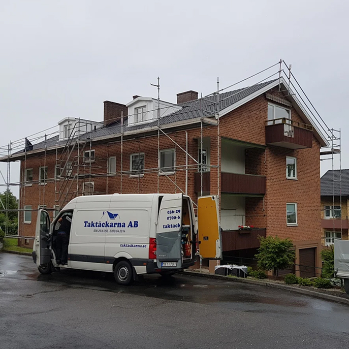 Taktackarna AB van and the team is fixing the roof