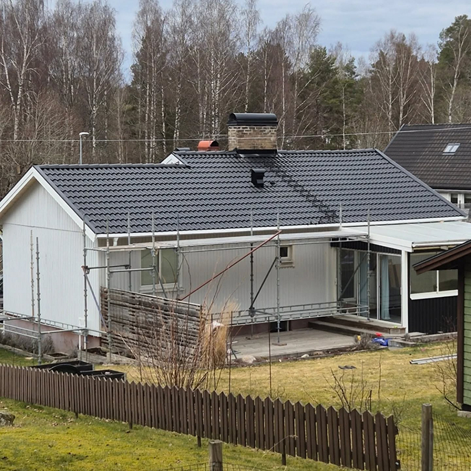 Roof is being fixed by Taktackarna